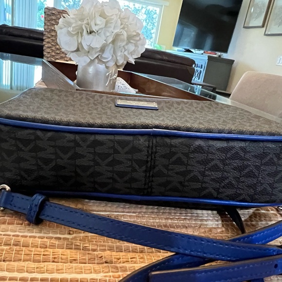 NWOT Michael Kors, Black Logo, Jet Set Camera Shoulder Bag - Picture 12 of 16